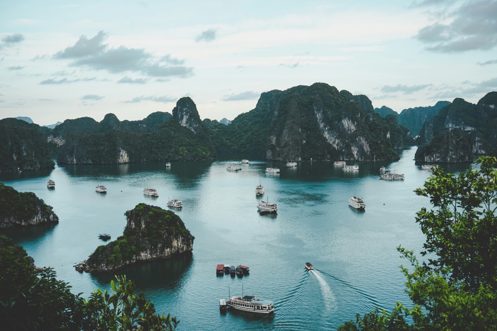 Explore the top digital marketing agencies in Vietnam and discover what makes them stand out. Learn how CreazionMedia delivers innovative strategies to help your business grow in the Vietnamese market.